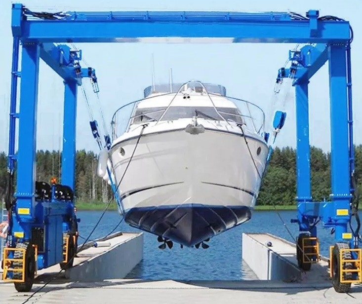 Rubber Tyred Mobile Boat Hoist Lifting Yacht Crane 200ton