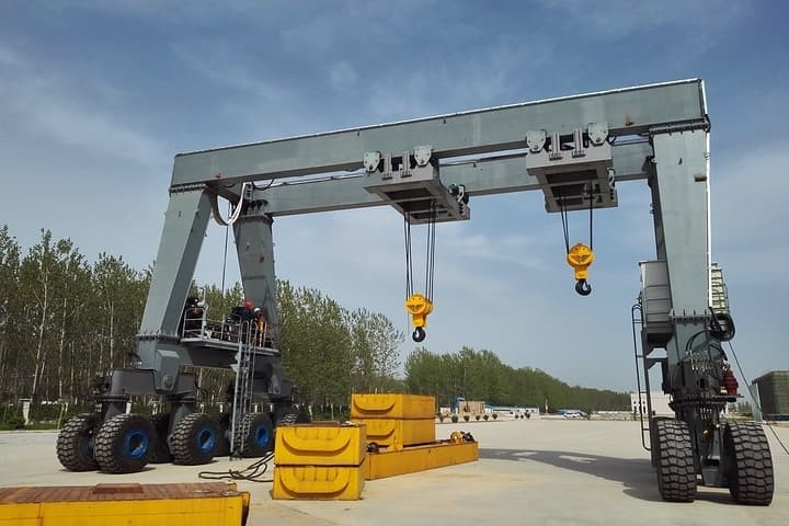 RTG Mobile Gantry Crane 5t~200t Load Capacity Outdoor With Heavy Duty