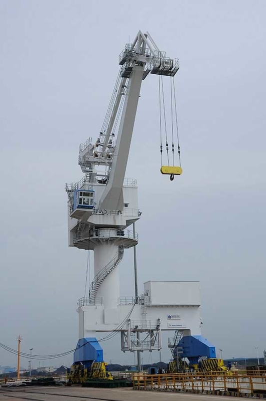 Marine Floating Dock Crane Heavy Lifting For Shipyard Port