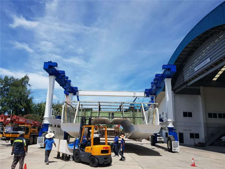 Boat Hoist Rubber Tired Gantry Crane Color Customized For Lifting 10~1000t Boat