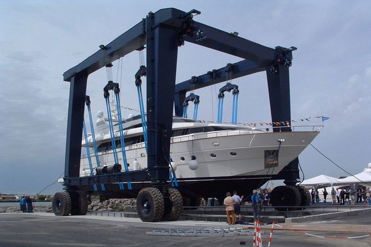 Lifting And Repair Boat Hoist Crane Color Customized With Load Capacity 300t