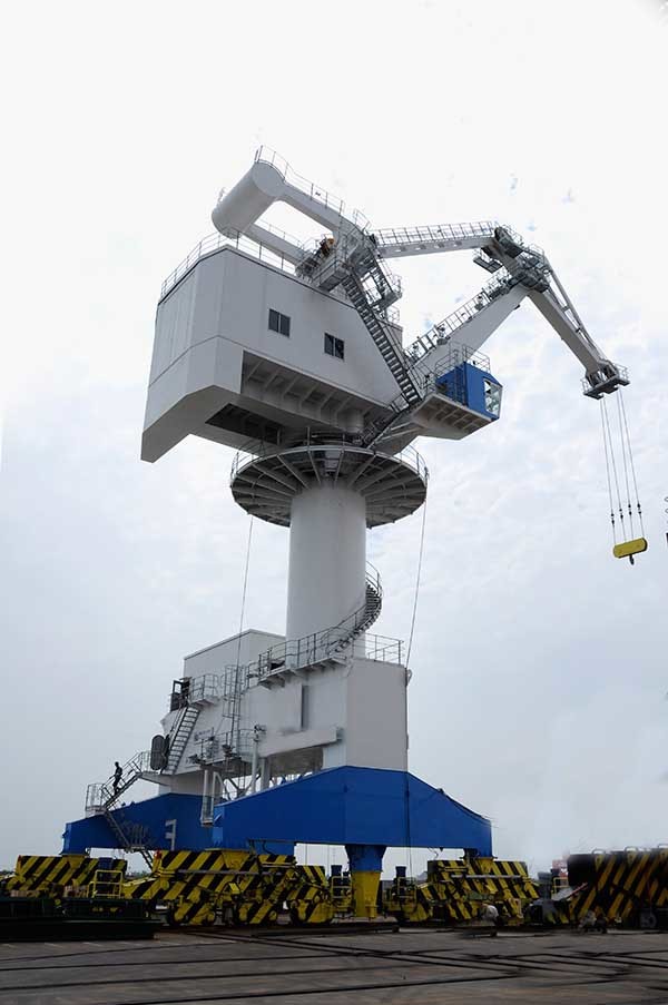 Marine Floating Dock Crane Heavy Lifting For Shipyard Port