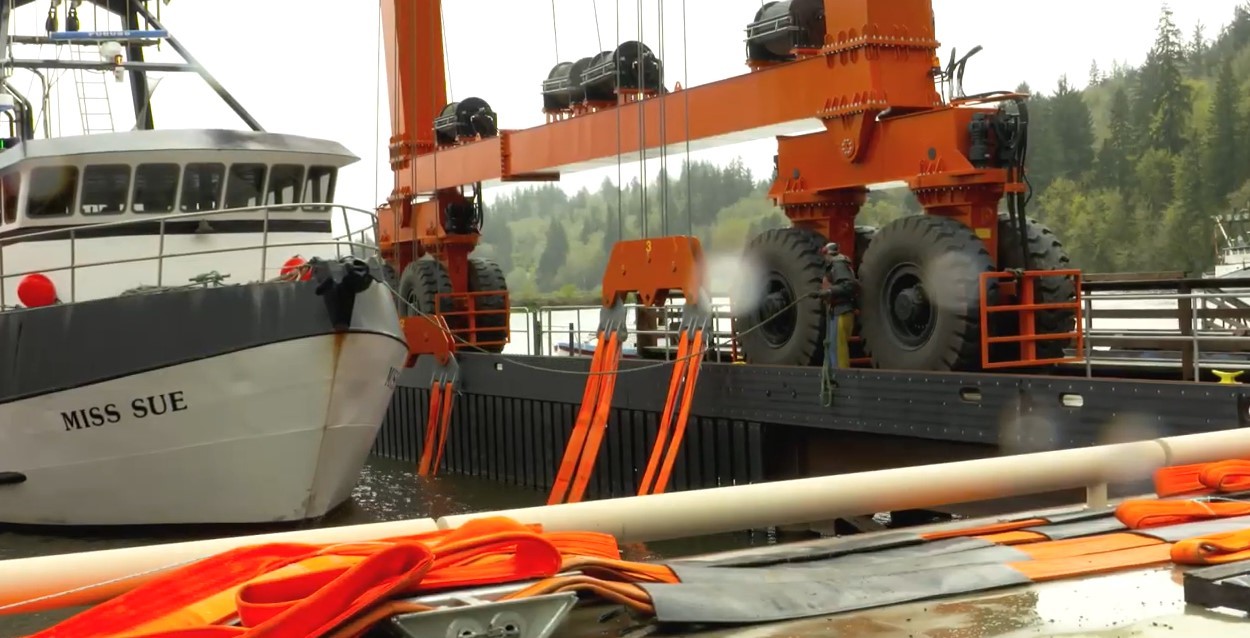 10-1200t Boat Lifting Crane With 10-13m Lifting Height Easy Operation