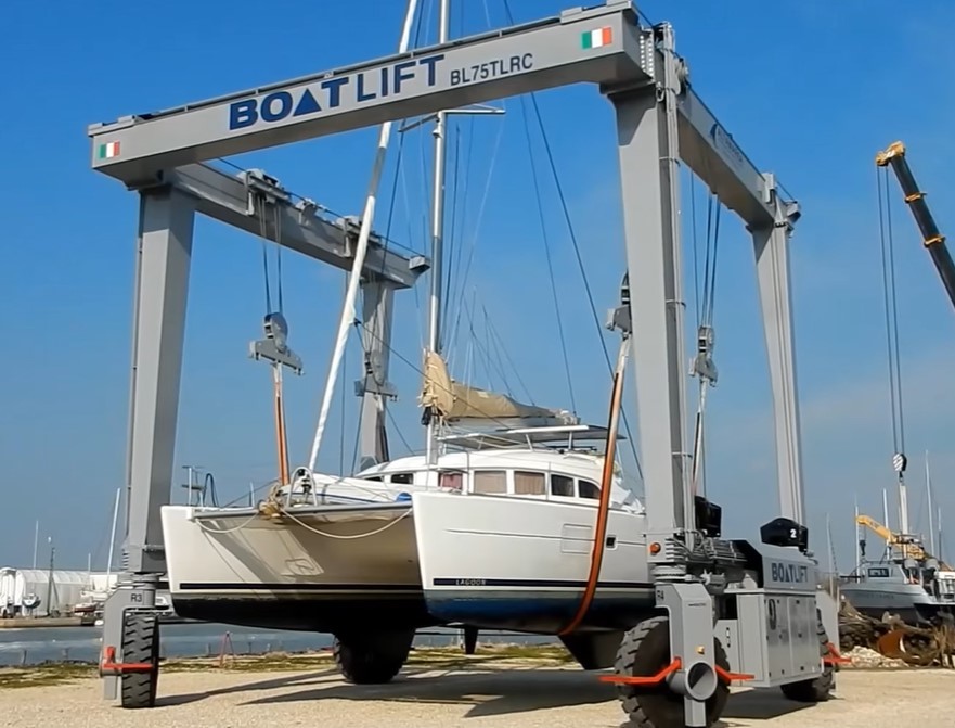 Boat Maintenance Small Tonnage Yacht Lifting Crane Customized Speed