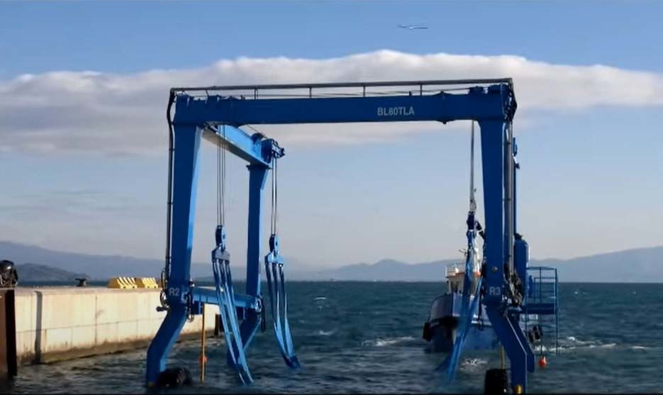Disel engine Powered Boat Lift Crane 5-110m Span Strong Climbing Ability