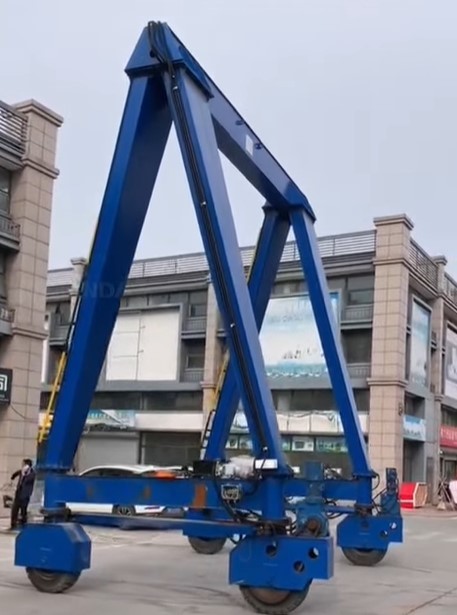Triangular 10 Ton Mobile Gantry Crane Huge Width High Stability