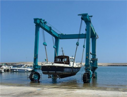 Marine Travel Lift Mobile Boat Hoist With 0-5m/Min Lifting Speed