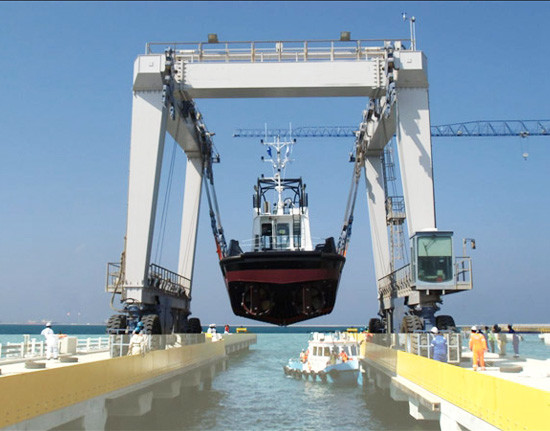 Marine Travel Lift Mobile Gantry Crane Boat Hoist 50~200ton
